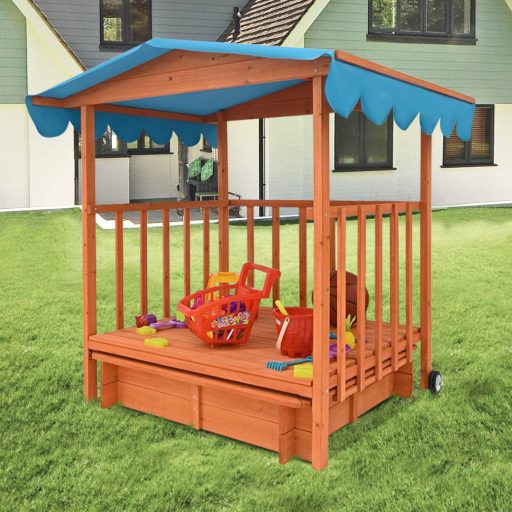 Dřevěný hrací domeček se stříškou a pískovištěm