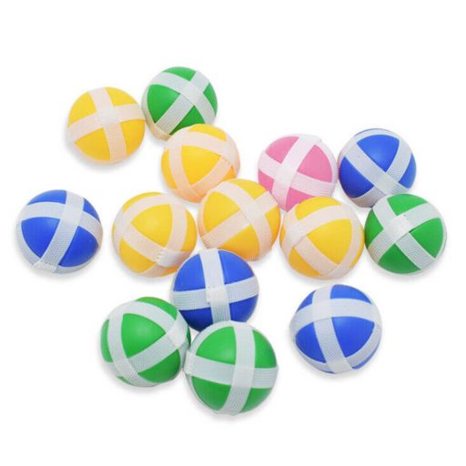 Hra na terč s lepivými míčky