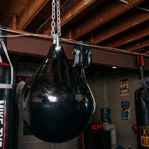 Vodou plnitelný boxovací pytel s řetězem, černý