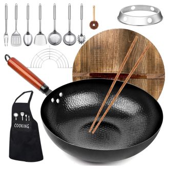 Wok pánev s kuchyňským příslušenstvím