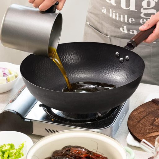 Wok pánev s kuchyňským příslušenstvím